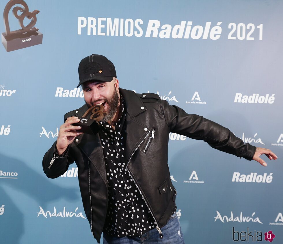 Kiko Rivera posa divertido con su galardón en los Premios Radiolé 2021