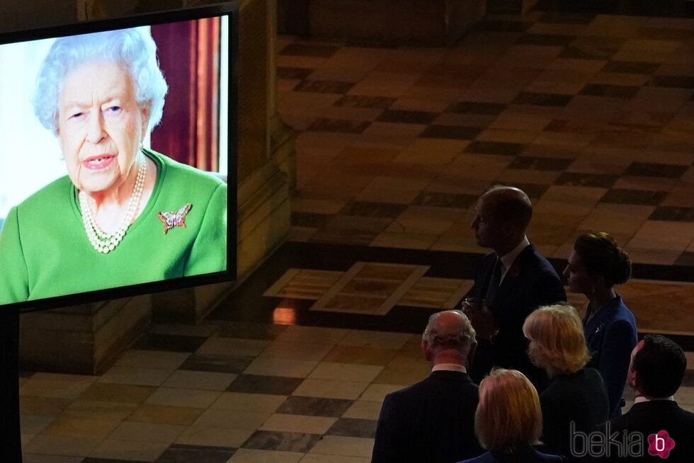 El Príncipe Carlos y Camilla Parker y el Príncipe Guillermo y Kate Middleton escuchan el mensaje de la Reina Isabel en la COP26