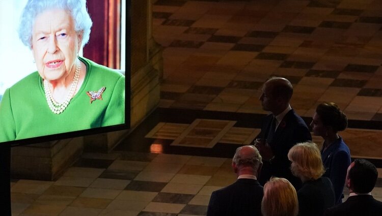 El Príncipe Carlos y Camilla Parker y el Príncipe Guillermo y Kate Middleton escuchan el mensaje de la Reina Isabel en la COP26
