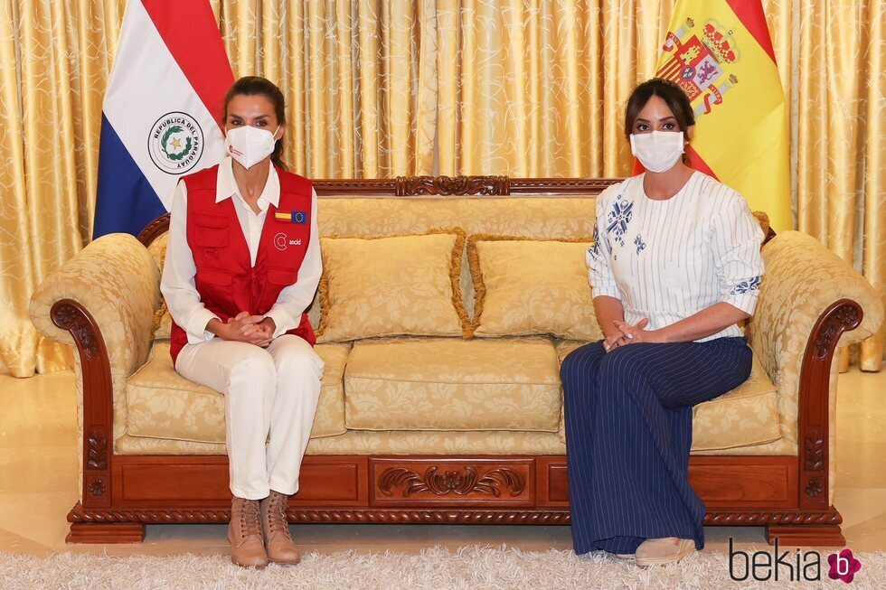 La Reina Letizia en su encuentro con Silvana López, Primera Dama de Paraguay, en su viaje de cooperación a Paraguay