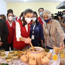La Reina Letizia removiendo comida en la Escuela Taller de Encarnación en su viaje de cooperación a Paraguay