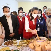 La Reina Letizia removiendo comida en la Escuela Taller de Encarnación en su viaje de cooperación a Paraguay