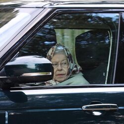 La Reina Isabel en su Range Rover por los jardines de Sandringham