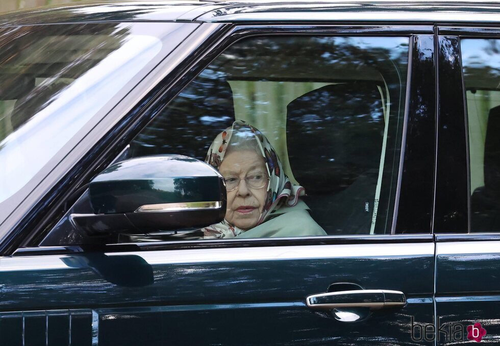 La Reina Isabel en su Range Rover por los jardines de Sandringham