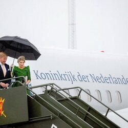 Guillermo Alejandro y Máxima de Holanda bajan del avión en el comienzo de su Visita de Estado a Noruega