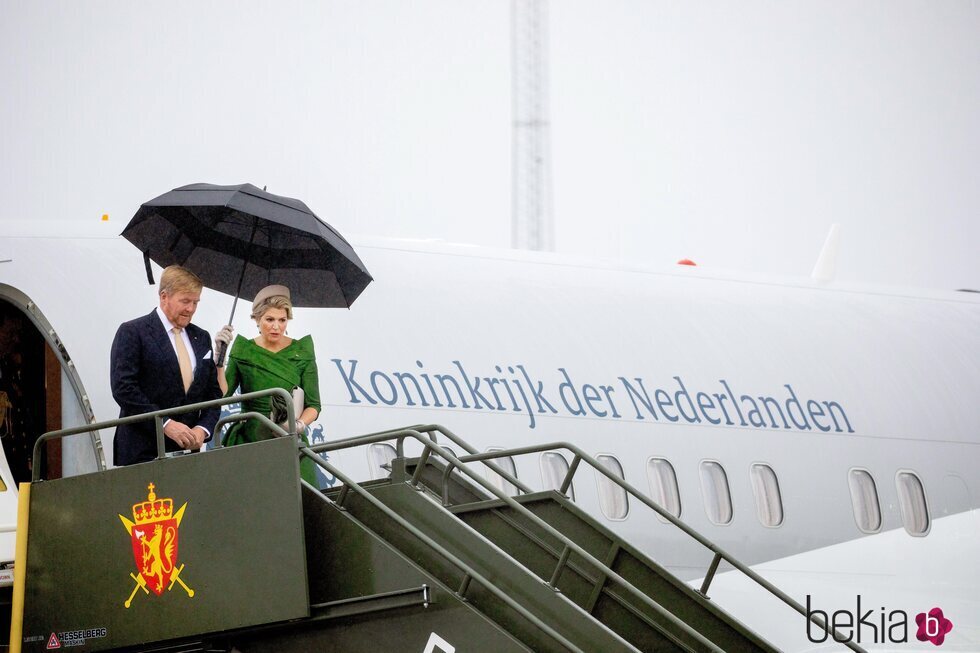 Guillermo Alejandro y Máxima de Holanda bajan del avión en el comienzo de su Visita de Estado a Noruega