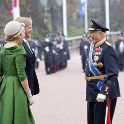 Harald de Noruega recibe a Guillermo Alejandro y Máxima de Holanda al comienzo de su Visita de Estado a Noruega