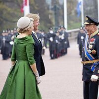 Harald de Noruega recibe a Guillermo Alejandro y Máxima de Holanda al comienzo de su Visita de Estado a Noruega