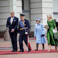 Harald y Sonia de Noruega, Guillermo Alejandro y Máxima de Holanda y Mette-Marit de Noruega al comienzo de la Visita de Estado de Guillermo Alejandro y Máx