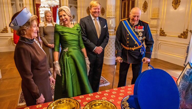 Harald y Sonia de Noruega y Guillermo Alejandro y Máxima de Holanda ríen divertidos en presencia de Mette-Marit de Noruega en la Visita de Estado de los Re