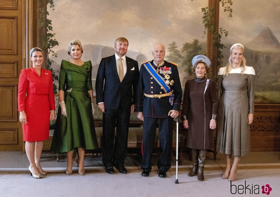 Guillermo Alejandro y Máxima de Holanda con la Familia Real Noruega al comienzo de su Visita de Estado a Noruega