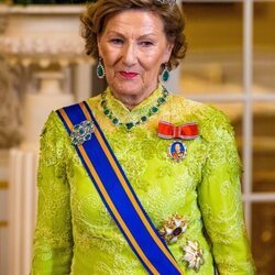 Sonia de Noruega con la tiara de Esmeraldas en la cena de gala por la Visita de Estado de los Reyes de Holanda a Noruega