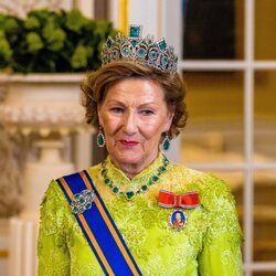 Sonia de Noruega con la tiara de Esmeraldas en la cena de gala por la Visita de Estado de los Reyes de Holanda a Noruega