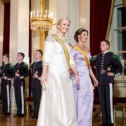 Mette-Marit de Noruega y Marta Luisa de Noruega en la cena de gala por la Visita de Estado de los Reyes de Holanda a Noruega