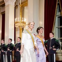 Mette-Marit de Noruega y Marta Luisa de Noruega en la cena de gala por la Visita de Estado de los Reyes de Holanda a Noruega