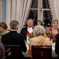 Guillermo Alejandro y Máxima de Holanda y Harald de Noruega en la cena de gala por la Visita de Estado de los Reyes de Holanda a Noruega