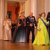 Guillermo Alejandro y Máxima de Holanda, los Reyes de Noruega y Mette-Marit de Noruega en la cena de gala por la Visita de Estado de los Reyes de Holanda a