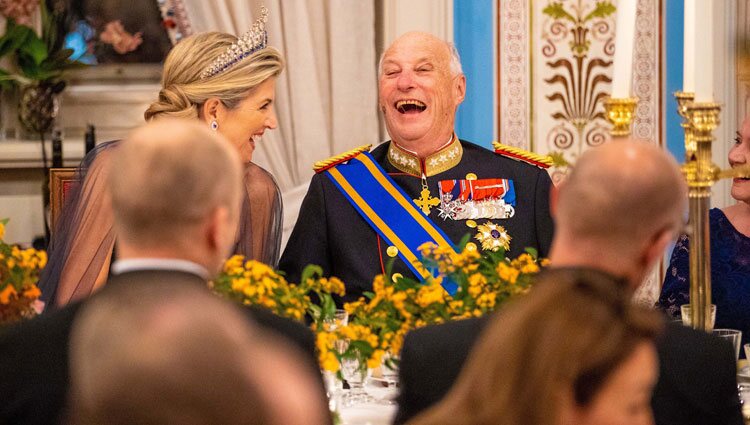 Máxima de Holanda y Harald de Noruega riendo en la cena de gala por la Visita de Estado de los Reyes de Holanda a Noruega
