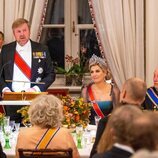 Guillermo Alejandro de Holanda pronuncia un discurso ante Máxima de Holanda y Harald de Noruega en la cena de gala por la Visita de Estado de los Reyes de