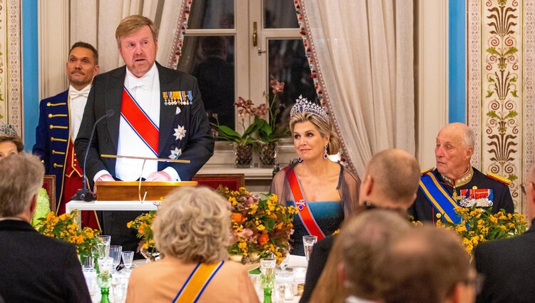 Guillermo Alejandro de Holanda pronuncia un discurso ante Máxima de Holanda y Harald de Noruega en la cena de gala por la Visita de Estado de los Reyes de