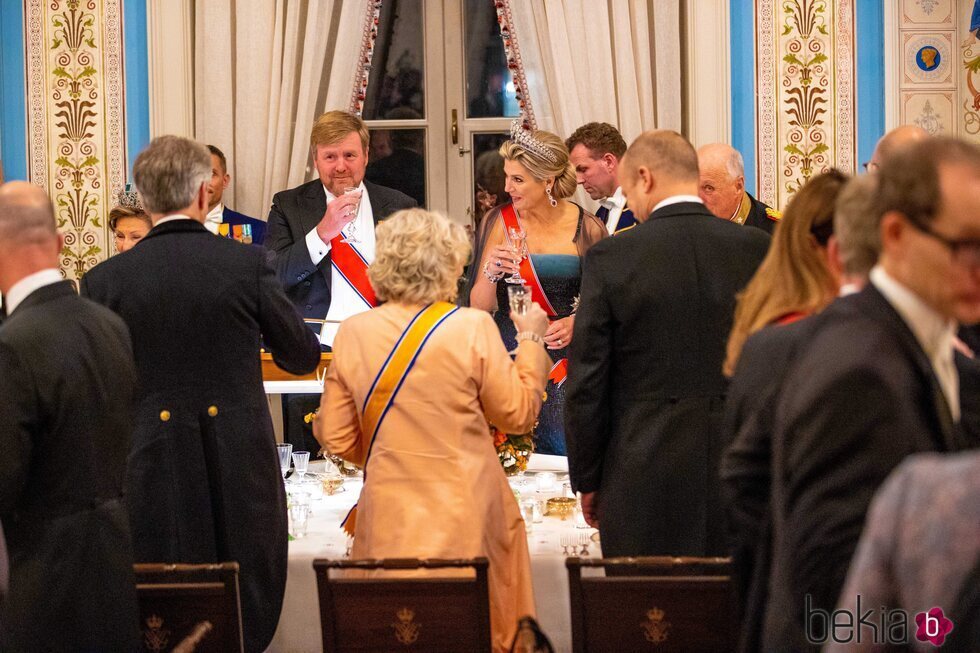Guillermo Alejandro y Máxima de Holanda brindando en la cena de gala por la Visita de Estado de los Reyes de Holanda a Noruega