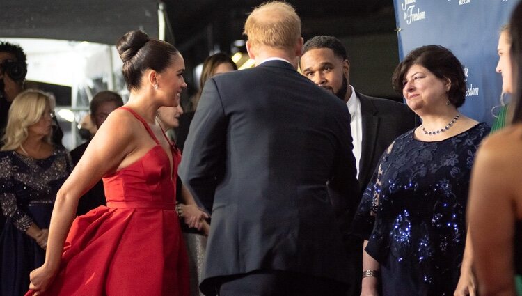 El Príncipe Harry y Meghan Markle saludando a unos premiados en la gala Salute to Freedom