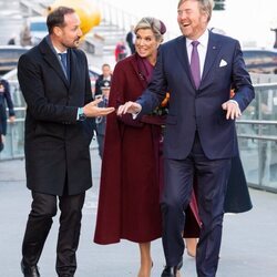Guillermo Alejandro y Máxima de Holanda riéndose con Haakon de Noruega en su Visita de Estado a Noruega