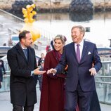 Guillermo Alejandro y Máxima de Holanda riéndose con Haakon de Noruega en su Visita de Estado a Noruega