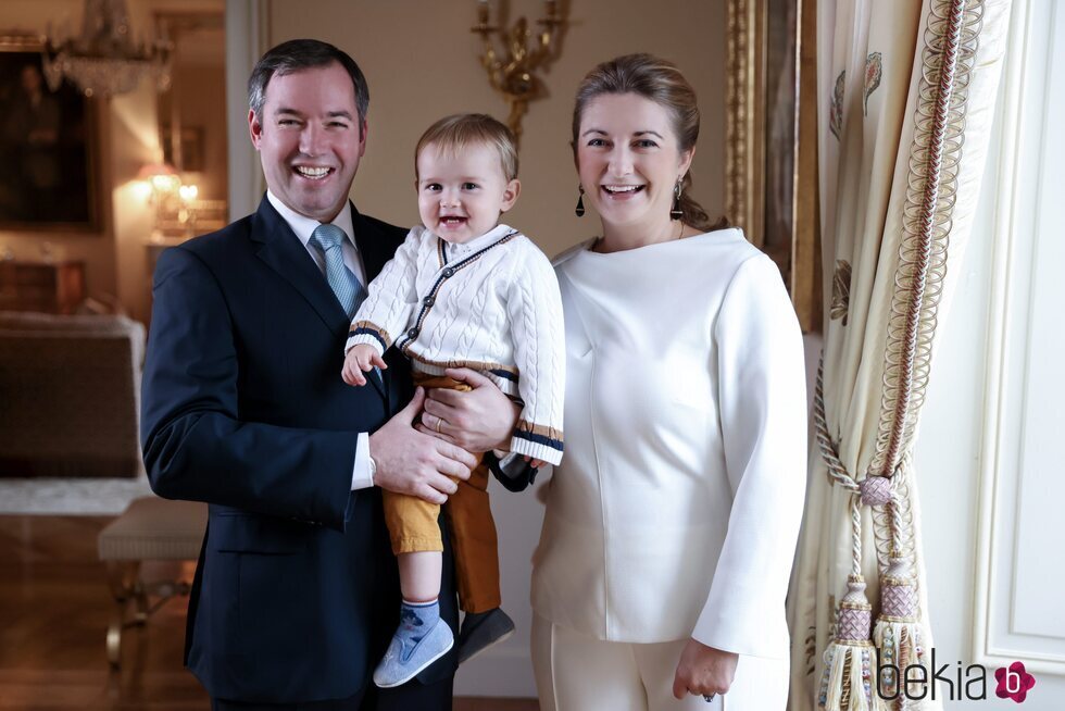 Guillermo y Stéphanie de Luxemburgo con su hijo Charles de Luxemburgo en el 40 cumpleaños del Gran Duque Heredero