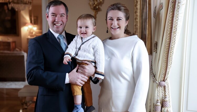 Guillermo y Stéphanie de Luxemburgo con su hijo Charles de Luxemburgo en el 40 cumpleaños del Gran Duque Heredero