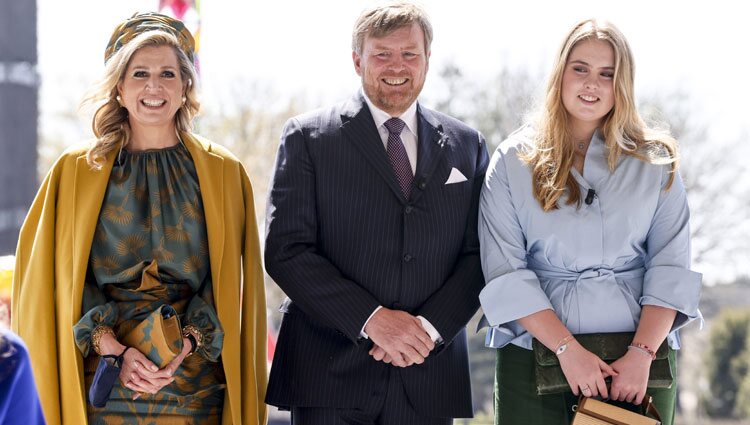 Guillermo Alejandro y Máxima de Holanda con su hija Amalia en el Día del Rey 2021