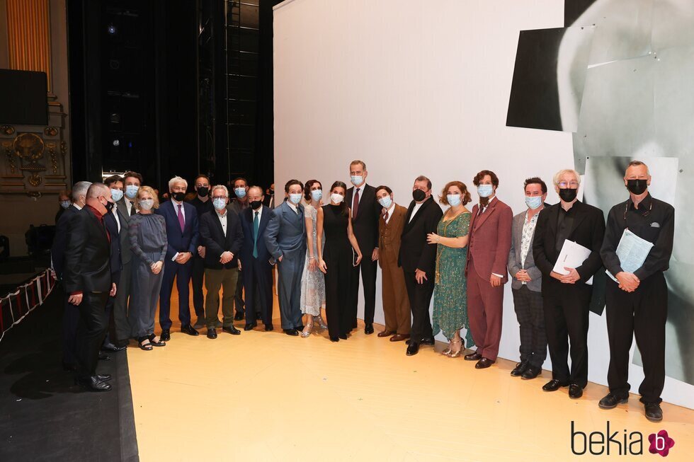 Los Reyes Felipe y Letizia con parte del equipo de la ópera 'Parténope' en el Teatro Real