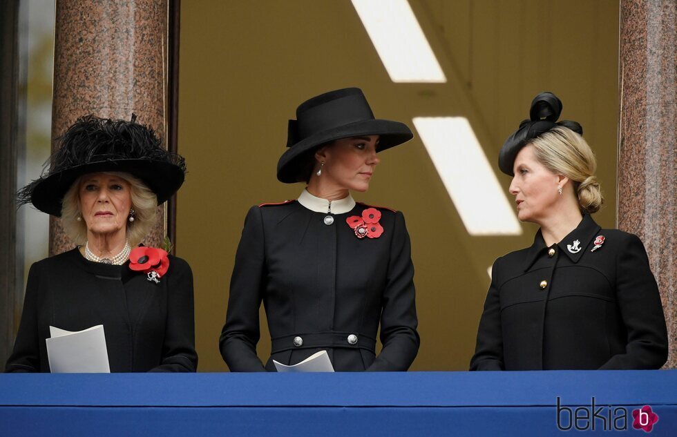 La Duquesa de Cornualles, la Duquesa de Cambridge y la Condesa de Wessex en la celebración del Día del Armisticio 2021