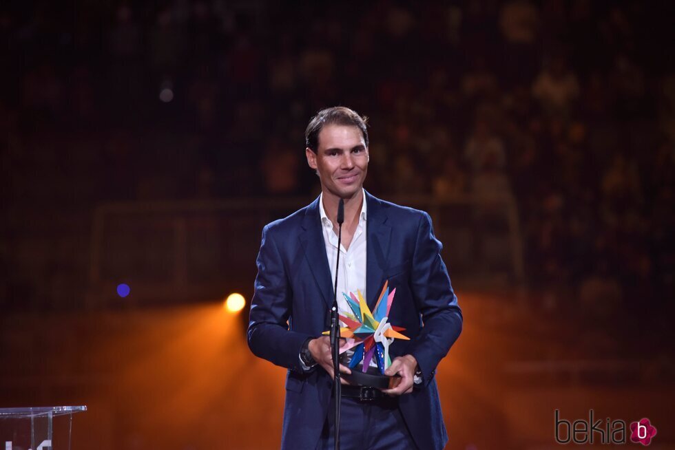 Rafa Nadal con su premio de honor en Los 40 Music Awards 2021 Illes Balears