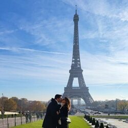 Paula Echevarría y Miguel Torres besándose frente a la Torre Eiffel