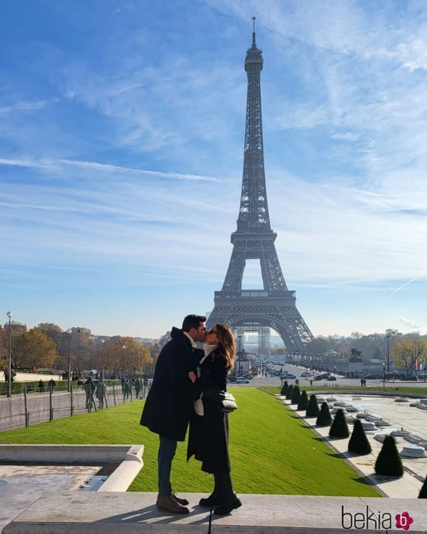 Paula Echevarría y Miguel Torres besándose frente a la Torre Eiffel