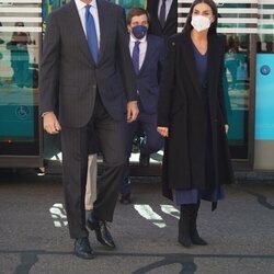 Los Reyes Felipe y Letizia se bajan de un autobús de la EMT de Madrid en Carabanchel