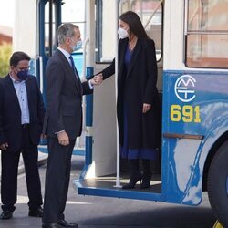 Los Reyes Felipe y Letizia muestran su complicidad en el 75 aniversario de EMT Madrid