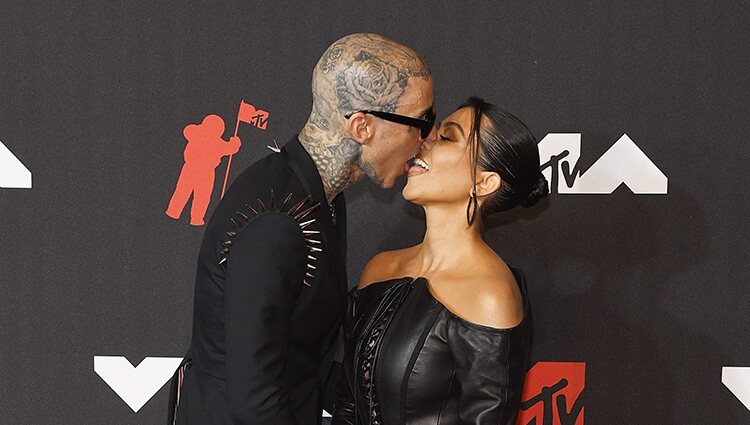 Travis Barker y Kourtney Kardashian besándose en la alfombra roja de los MTV VMAs 2021