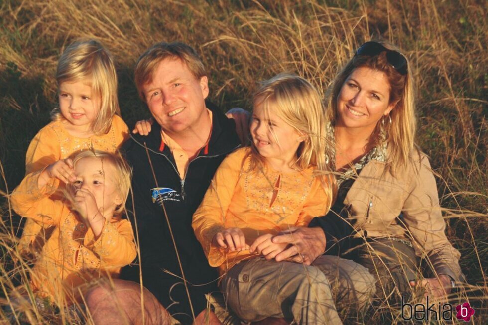 Guillermo Alejandro y Máxima de Holanda con sus hijas Amalia, Alexia y Ariane cuando eran pequeñas durante unas vacaciones