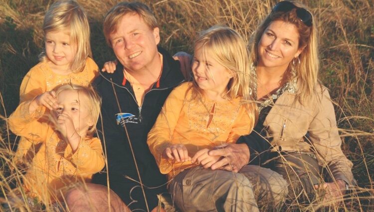 Guillermo Alejandro y Máxima de Holanda con sus hijas Amalia, Alexia y Ariane cuando eran pequeñas durante unas vacaciones