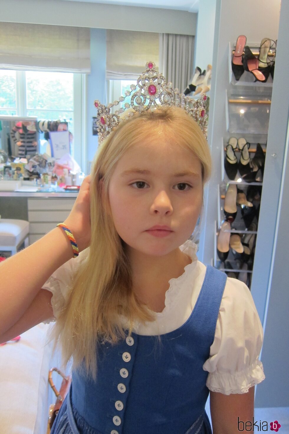 Amalia de Holanda con la tiara Mellerio cuando era pequeña