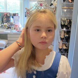 Amalia de Holanda con la tiara Mellerio cuando era pequeña