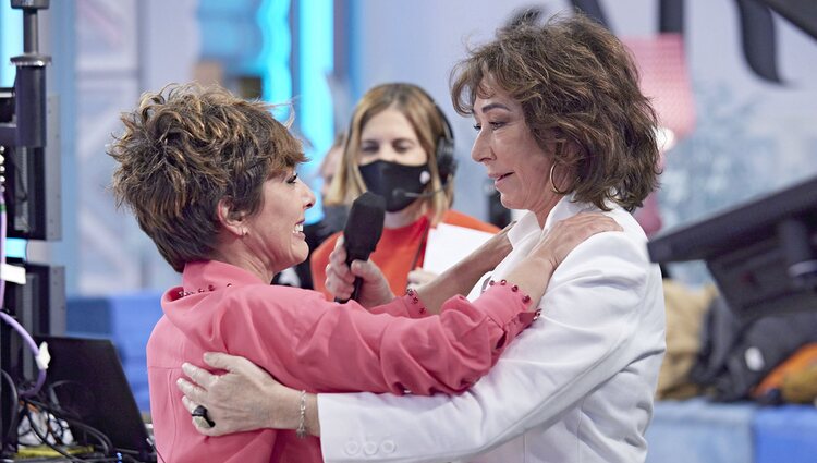 Sonsoles Ónega y Ana Rosa Quintana se encuentran en el estreno de 'Ya son las ocho'