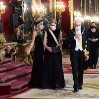 Los Reyes Felipe y Letizia, muy cómplices con el Presidente de Italia, Sergio Mattarella, y su hija Laura en una cena de gala por su Visita de España a Esp