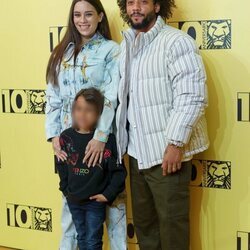 Marcelo y Clarice Alves con su hijo en el décimo aniversario del musical El Rey León