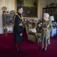 La Reina Isabel en una audiencia a Sir Nick Carter, Jefe del Estado Mayor de la Defensa