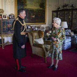 La Reina Isabel en una audiencia a Sir Nick Carter, Jefe del Estado Mayor de la Defensa