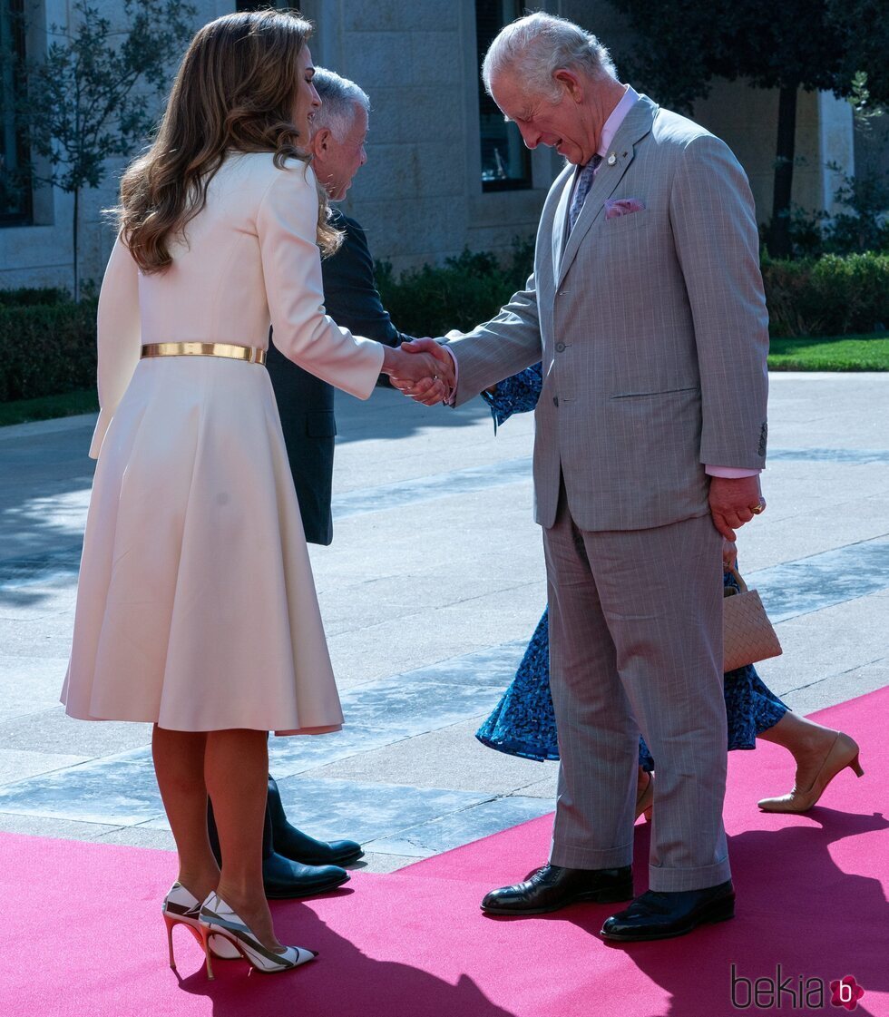 El Príncipe Carlos hace la reverencia a Rania de Jordania mientras Camilla Parker hace la reverencia a Abdalá de Jordania