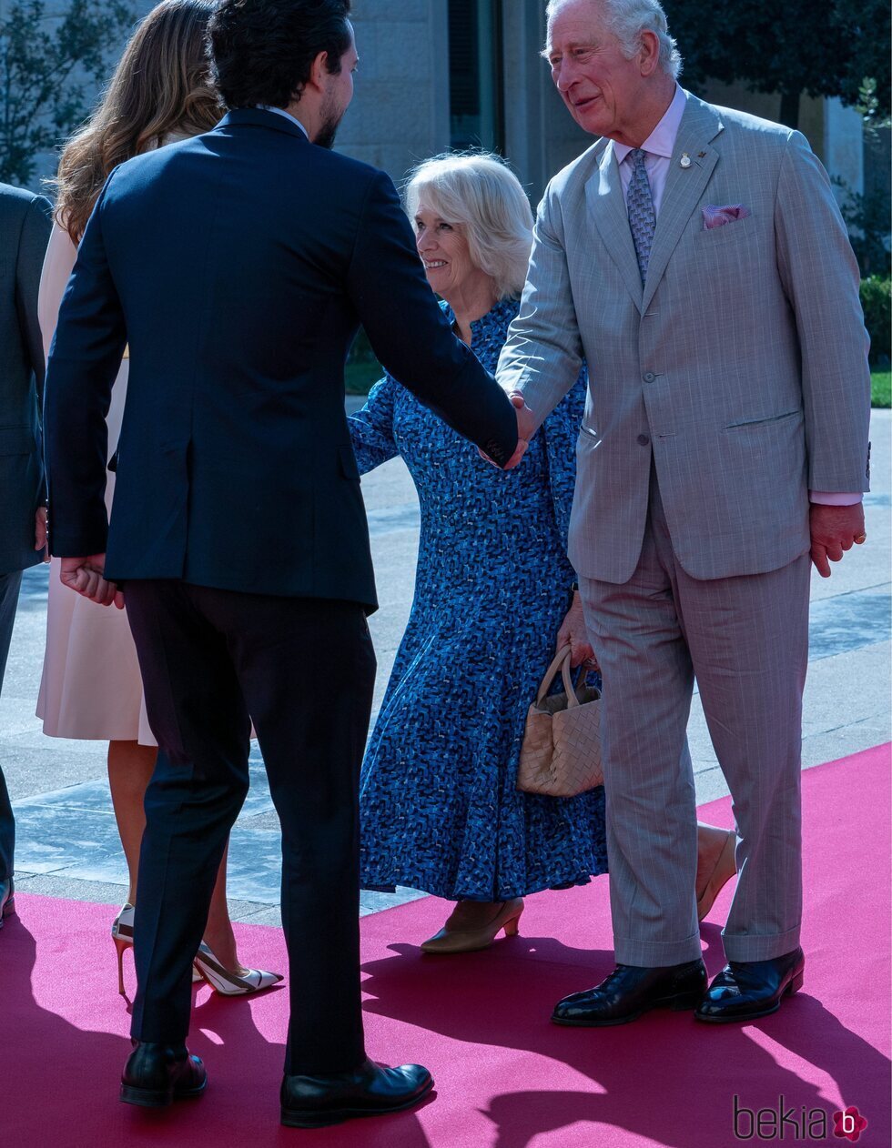 Camilla Parker hace la reverencia a Rania de Jordania mientras el Príncipe Carlos saluda a Hussein de Jordania